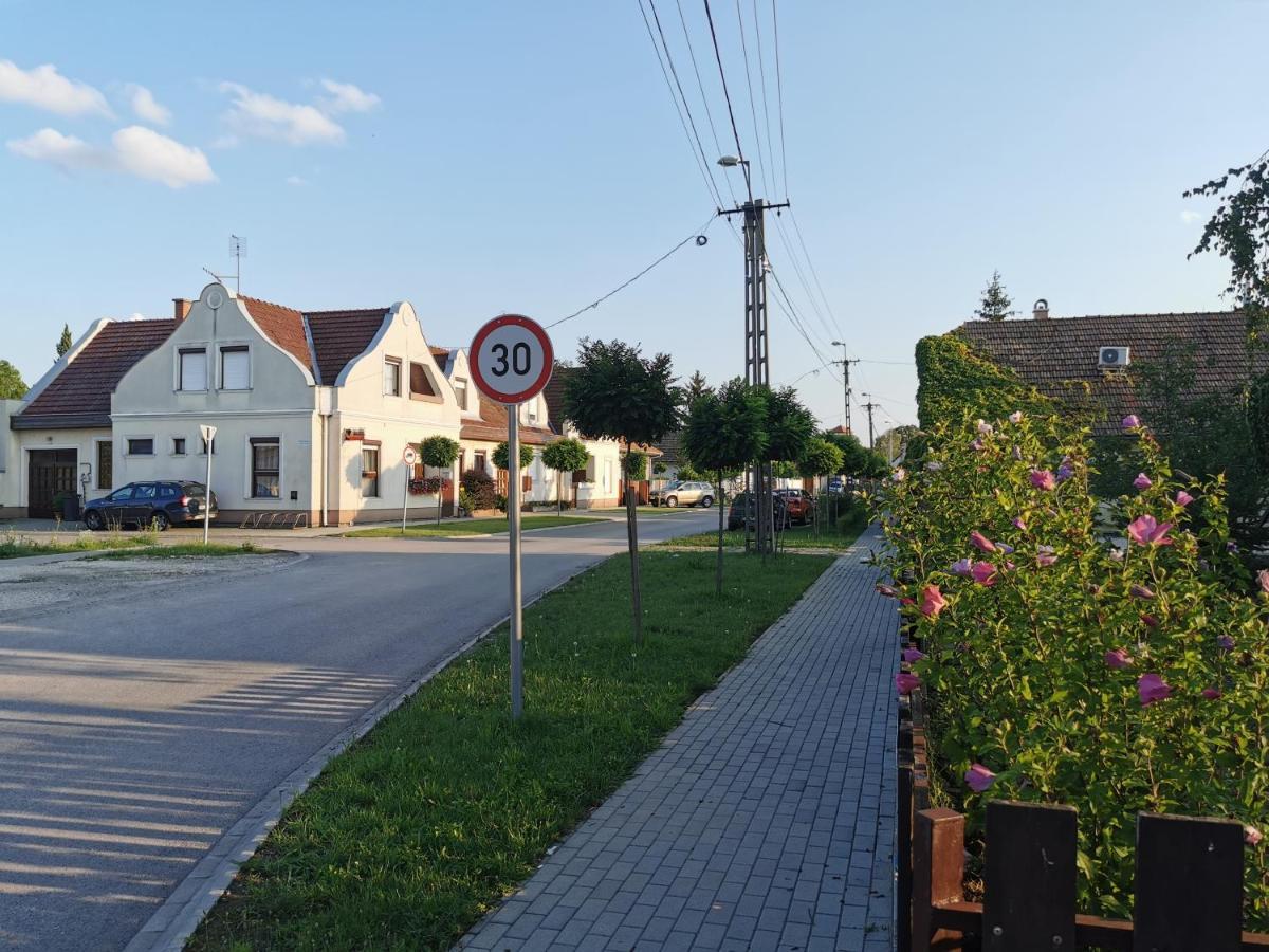 Ambient Deluxe Apartman Дьюла Экстерьер фото